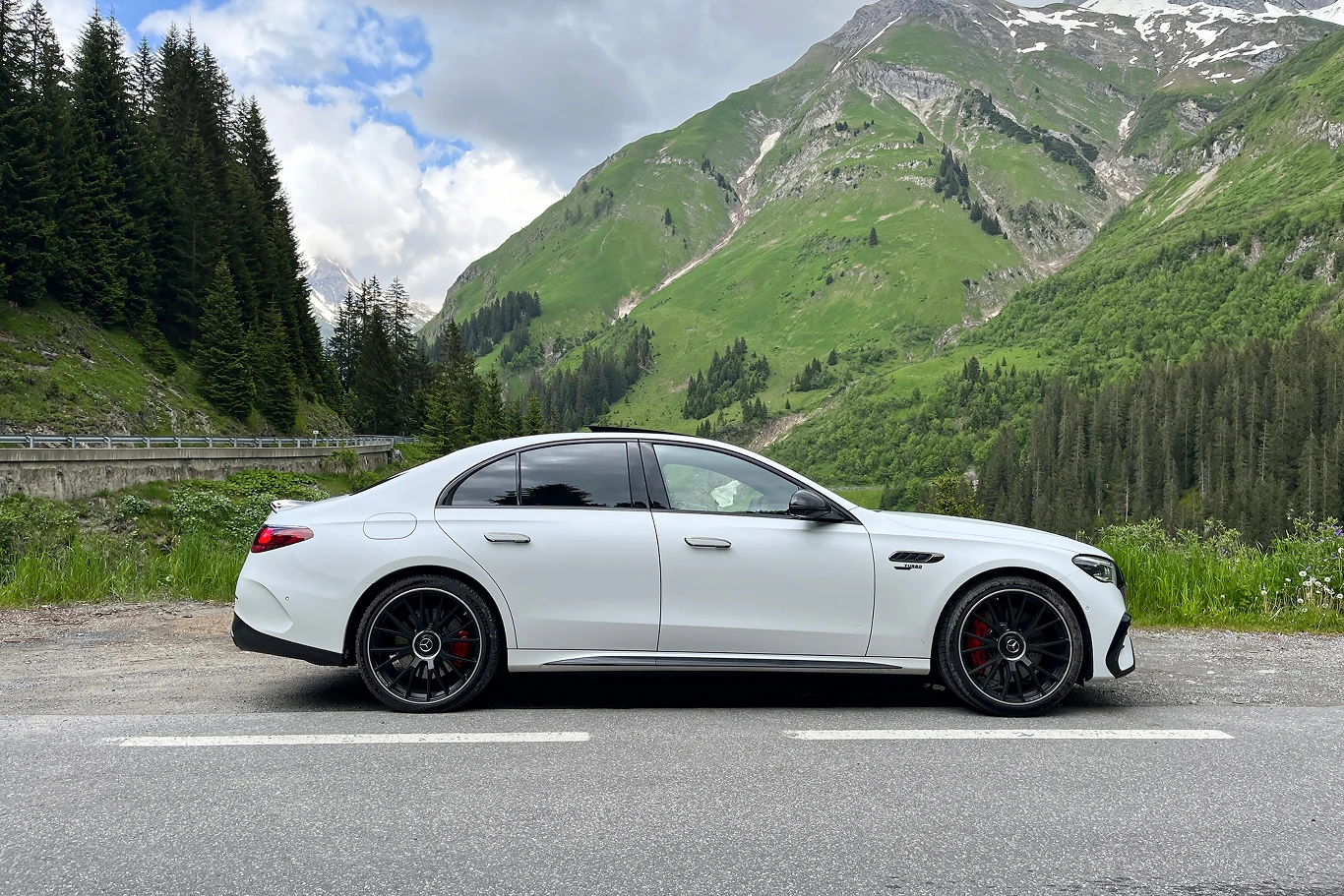Mercedesa E53 AMG można doposażyć w kute obręcze o średnicy 21 cali. Mercedesa E53 AMG można doposażyć w kute obręcze o średnicy 21 cali.