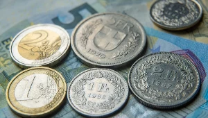 Złoty we wtorek wieczorem zyskiwał wobec dolara i euro, a tracił wobec franka 