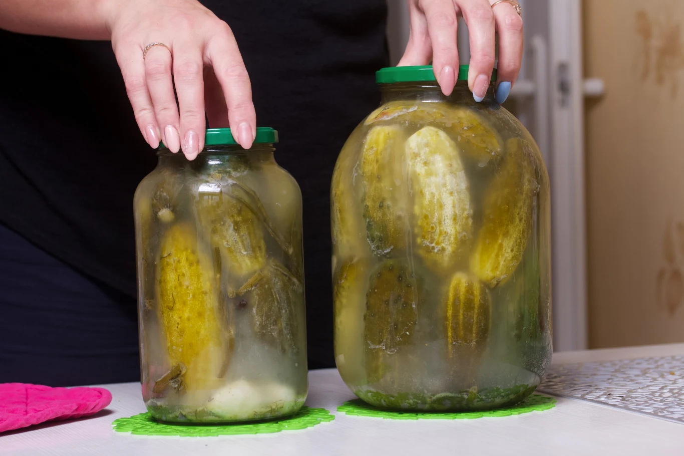 Ogórki kiszone można dodać do obiadu, kanapek i sałatek. 