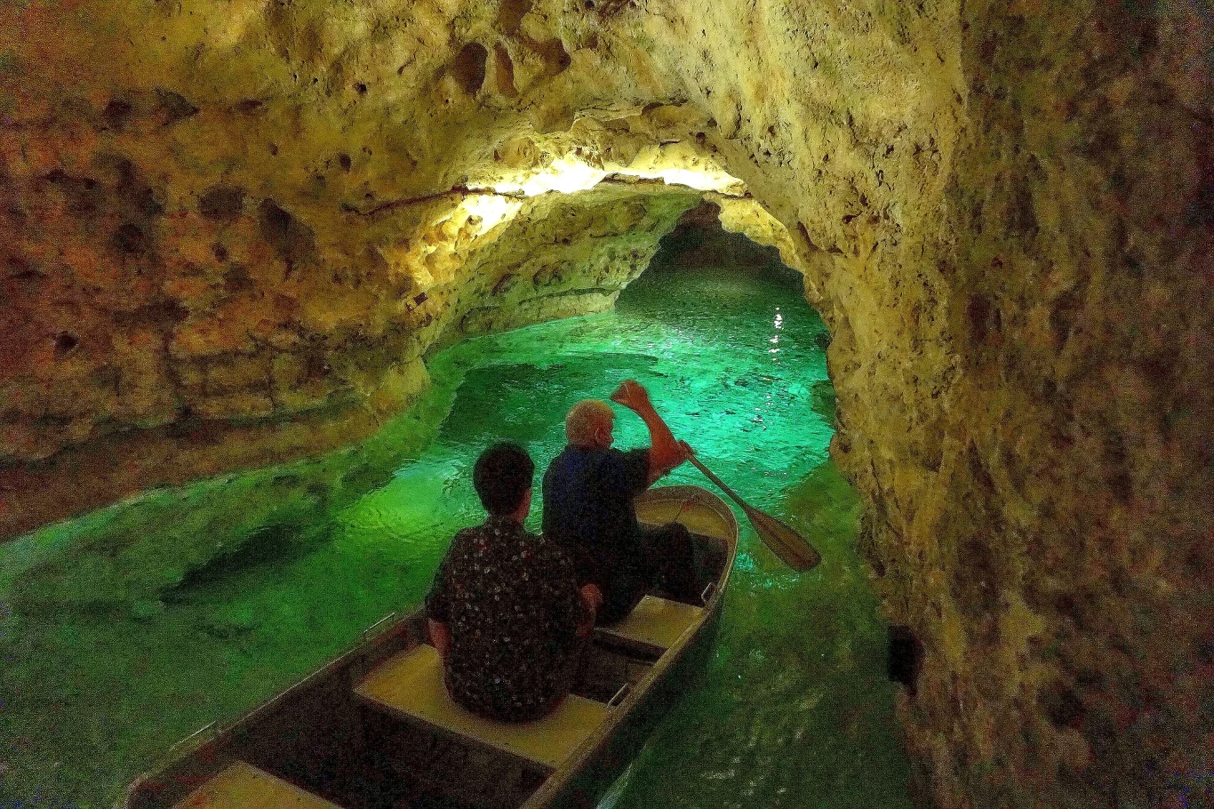 Jaskinia w Tapolca, czyli podziemny spływ łódką w samym centrum miasta.