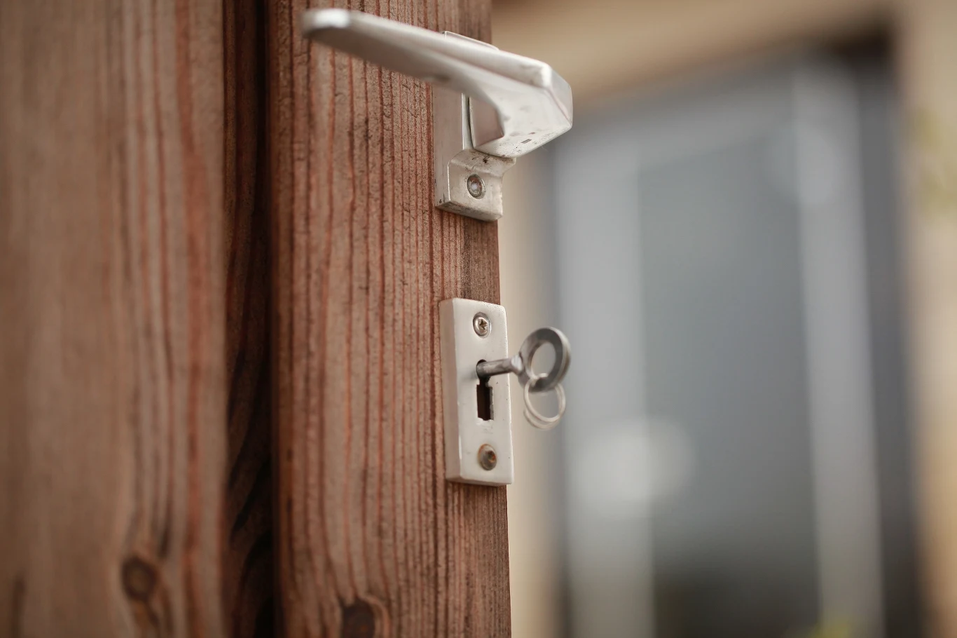 Złodzieje najczęściej dostają się do mieszkań przez drzwi i okna