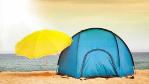 Wakacje nad morzem. Czy można rozłożyć namiot na bałtyckiej plaży?