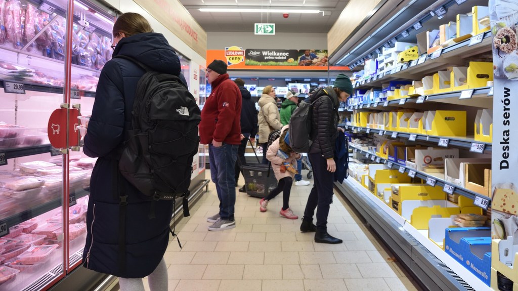 W surowym mięsie z kurcząt sprzedawanym w sklepach Lidl w Polsce wykryto m.in. tzw. superbakterie