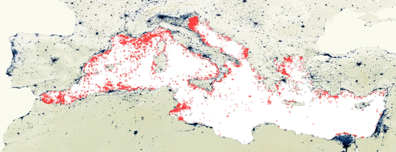 Mapa Morza Śródziemnego pokazująca lokalizacje nagromadzeń śmieci morskich wykrytych dzięki europejskiemu satelitowi Copernicus Sentinel-2. Każde czerwone kółko reprezentuje akumulację wykrytą w okresie obserwacji od czerwca 2015 r. do września 2021 r. Niebieskie strefy na lądzie odpowiadają obszarom miejskim i przemysłowym krajów graniczących z Morzem Śródziemnym.