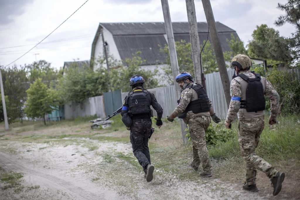 Oficerowie ukraińskiej policji podczas ewakuacji Wołczańska