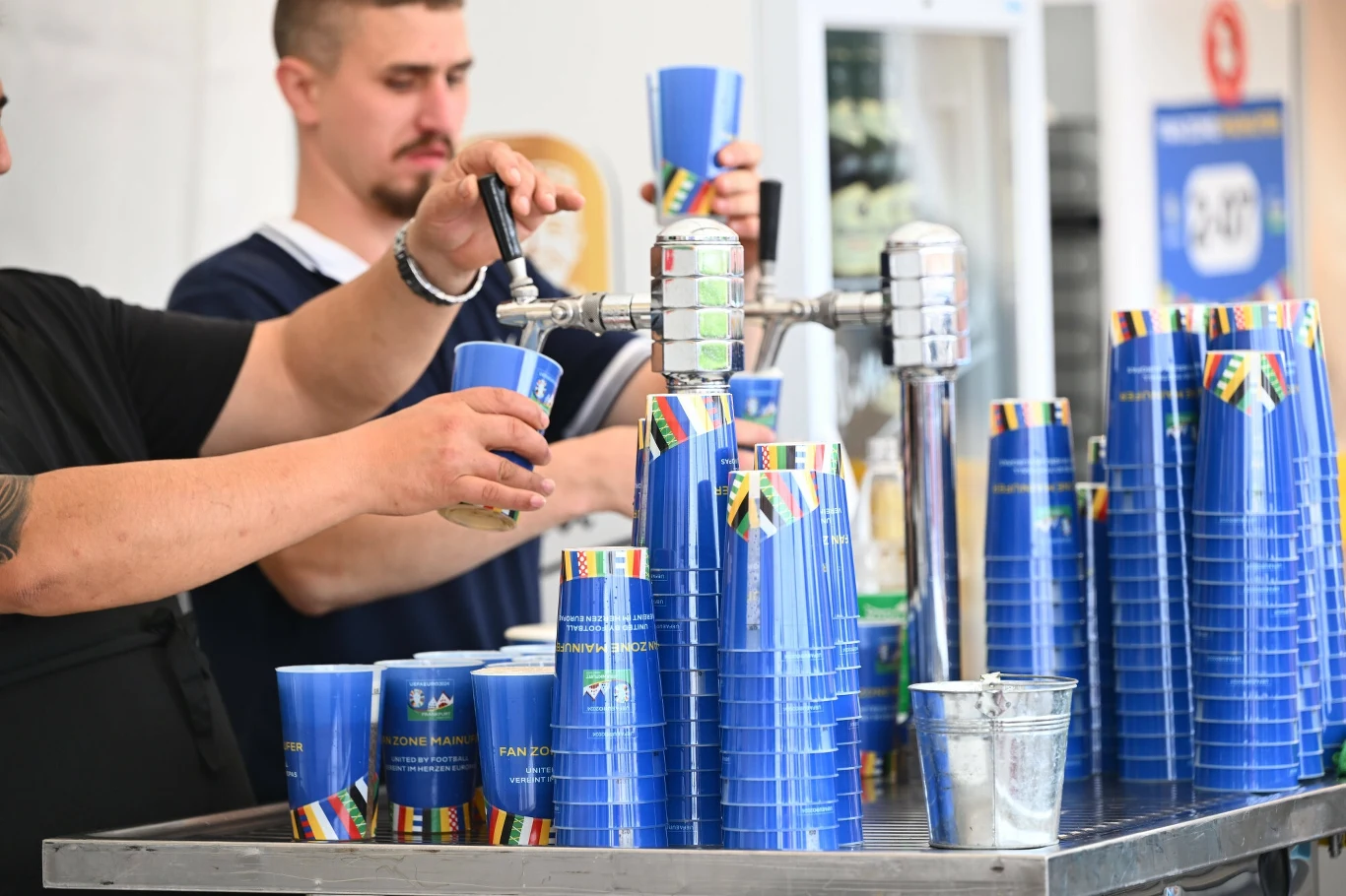 Zwrotne kubki podczas meczu Belgia - Słowacja