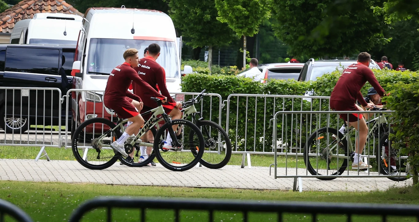 Polscy piłkarze na trening jechali rowerami