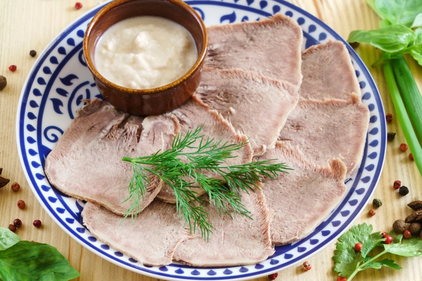 Ozór wołowy po odpowiednim ugotowaniu jest miękki i delikatny Ozór wołowy po odpowiednim ugotowaniu jest miękki i delikatny