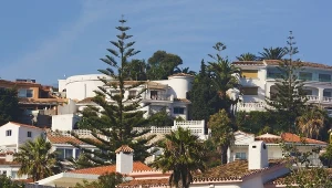 Coraz więcej Polaków osiedla się na Półwyspie Iberyjskim. Przybywa też kupujących tam nieruchomości