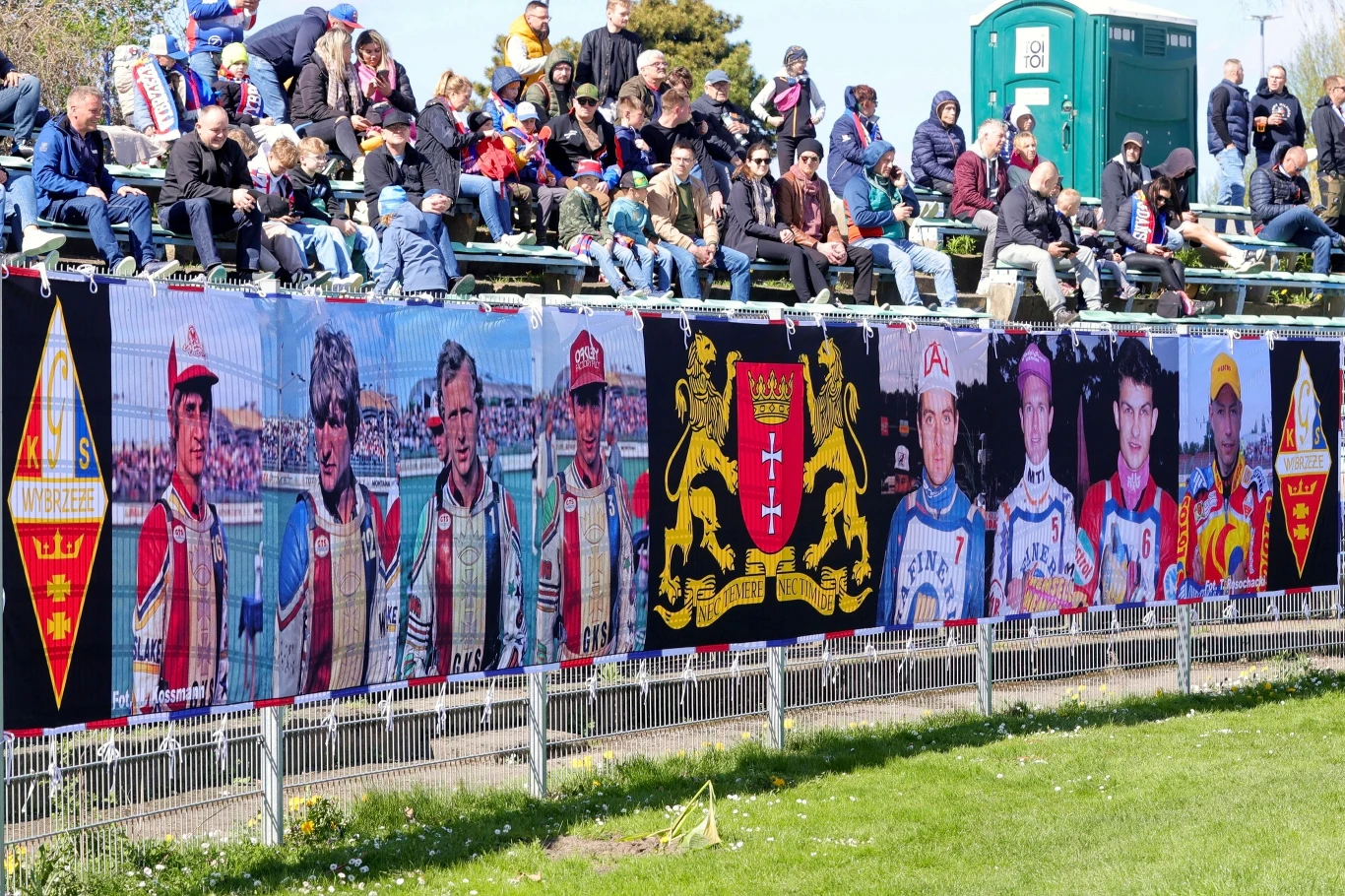 Kibice Wybrzeża Gdańsk wywiesili transparent z wizerunkiem legend.