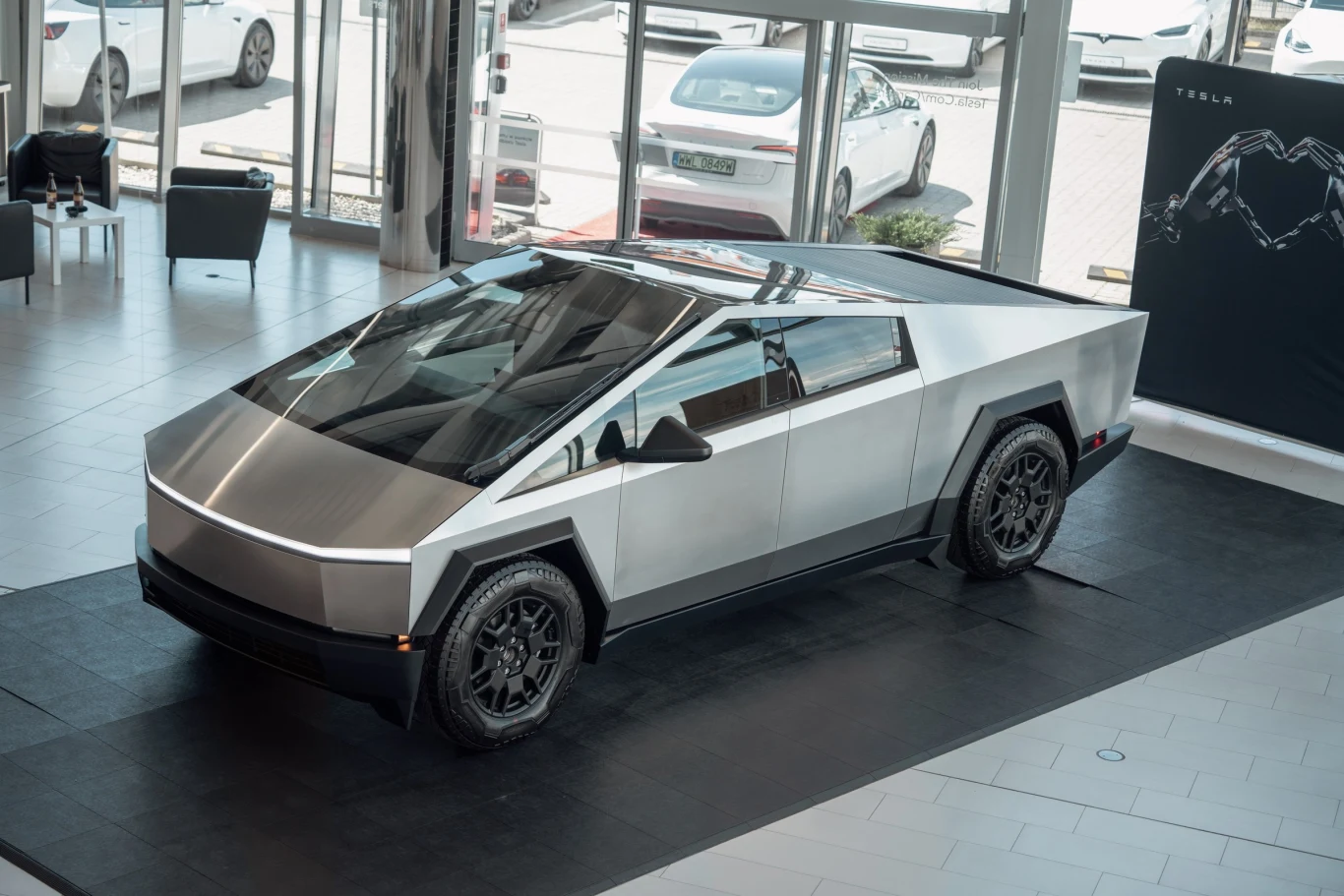 Tesla Cybertruck może pobierać i oddawać prąd. Dzięki kilku gniazdkom 230V umieszczonym w przestrzeni ładunkowej, może służyć jako mobilny powerbank o mocy 11 kW. Tesla Cybertruck może pobierać i oddawać prąd. Dzięki kilku gniazdkom 230V umieszczonym w przestrzeni ładunkowej, może służyć jako mobilny powerbank o mocy 11 kW.