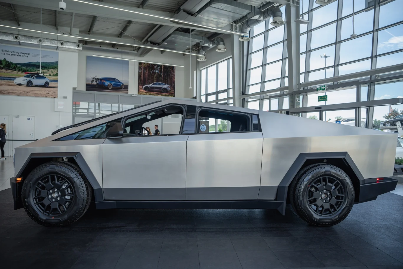 Tesla Cybertruck prędzej czy później pojawi się w Europie. Jednak z pewnością wygląd tego samochodu zostanie "ugrzeczniony"