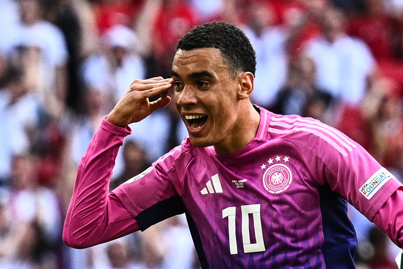 Jamal Musiala cieszący się z gola w meczu Niemcy - Węgry