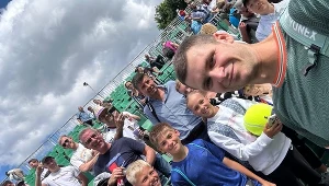 Maciej Szyca, Oskar Wielgus, Nikola Szczechowiak w tle za Hubertem Hurkaczem