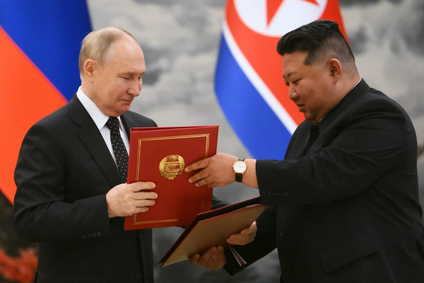 Władimir Putin podpisał podczas wizyty w Korei Północnej traktat z Kim Dzong Unem Władimir Putin podpisał podczas wizyty w Korei Północnej traktat z Kim Dzong Unem