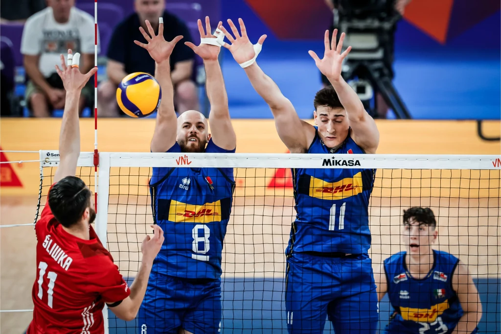 Aleksander Śliwka atakuje w czasie meczu z Włochami