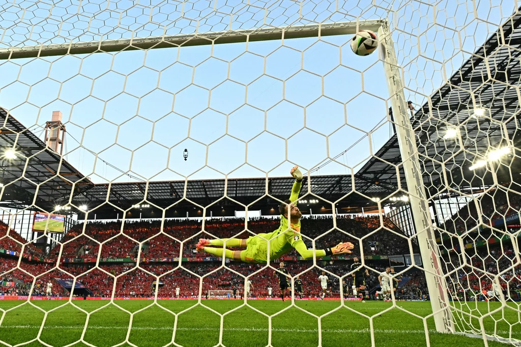 Piłka nożna Piłka w samym okienku, Angus Gunn bezradny po strzale Xhardana Shaqiriego