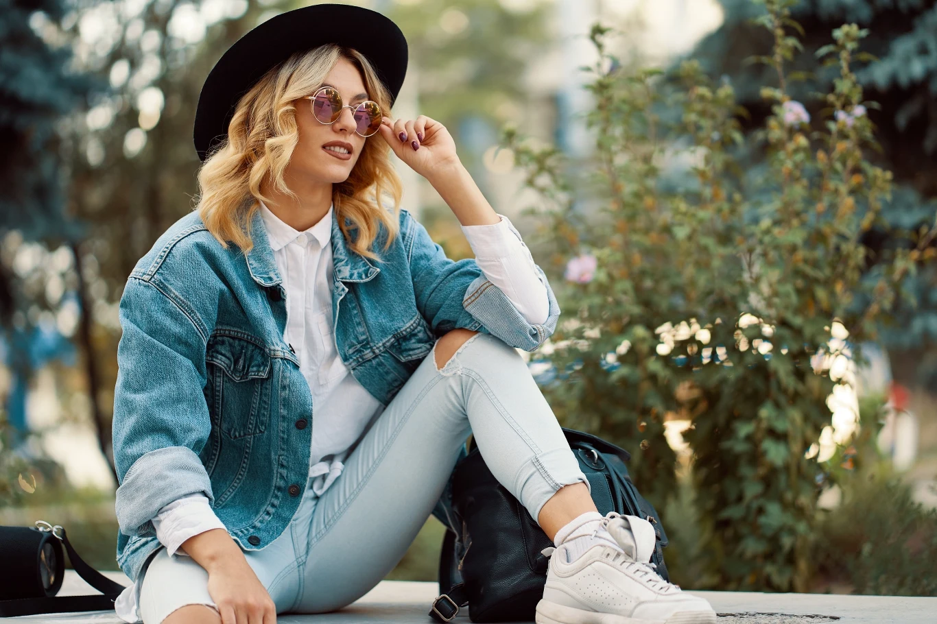 Spodnie niegdyś popularne, ponownie powracają na ulice. Czy jeansy z dziurami są znowu modne?