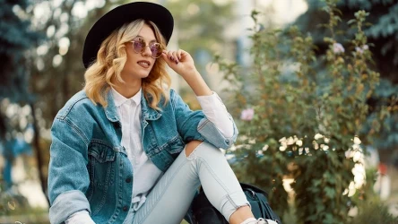 Spodnie niegdyś popularne, znów powracają na ulice. Czy jeansy z dziurami są znowu modne?