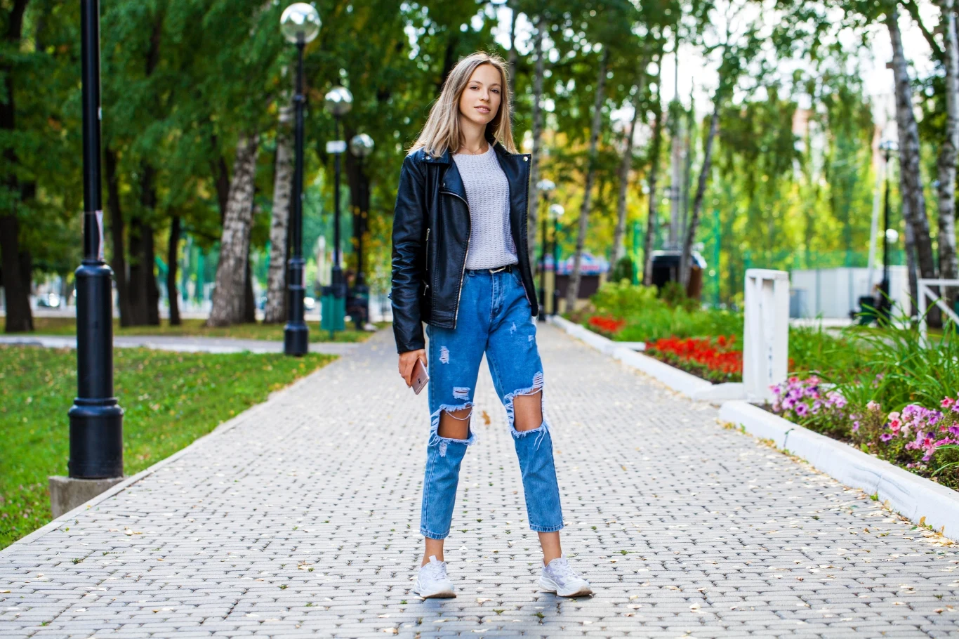 Spodnie z dziurami można stylizować na wiele sposobów. Przetarcia oraz dziury prezentują się dobrze na różnych fasonach spodni. 