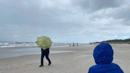 W tym roku niesprzyjająca, deszczowa pogoda może pokrzyżować plany osób wypoczywających nad Bałtykiem. Tutaj ubiegłoroczna wiatr i ulewa na plaży w Karwi
