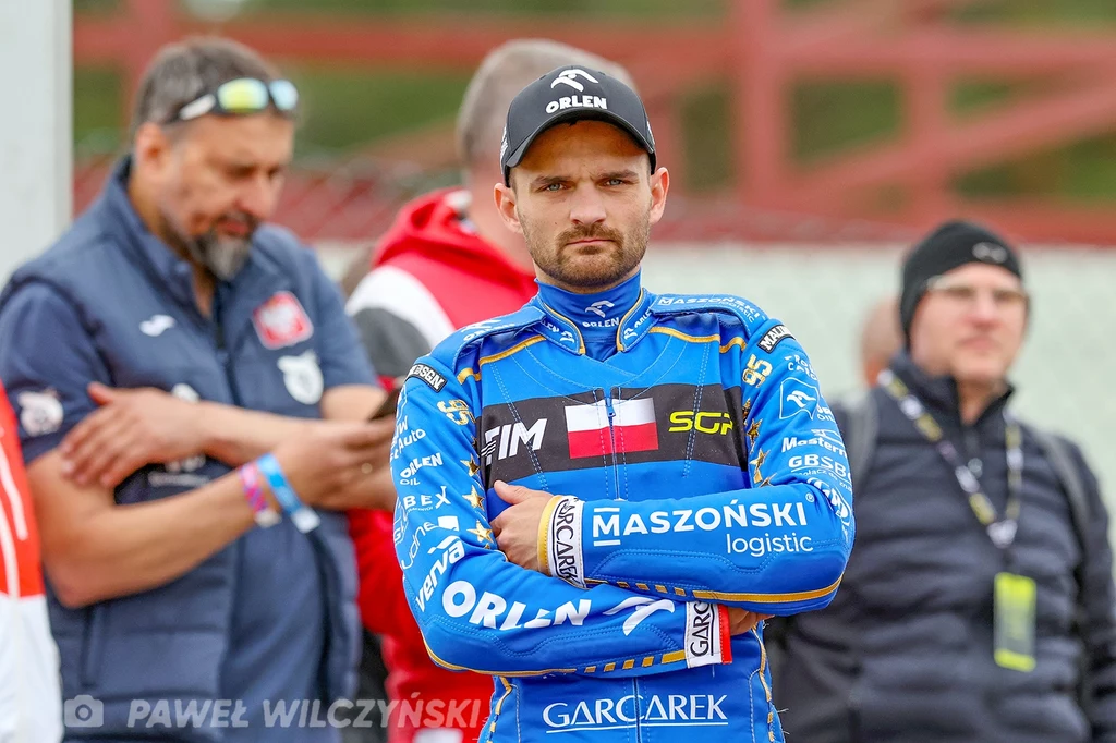 Bartosz Zmarzlik w Grand Prix. Z tyłu Rafał Dobrucki. Bartosz Zmarzlik w Grand Prix. Z tyłu Rafał Dobrucki.