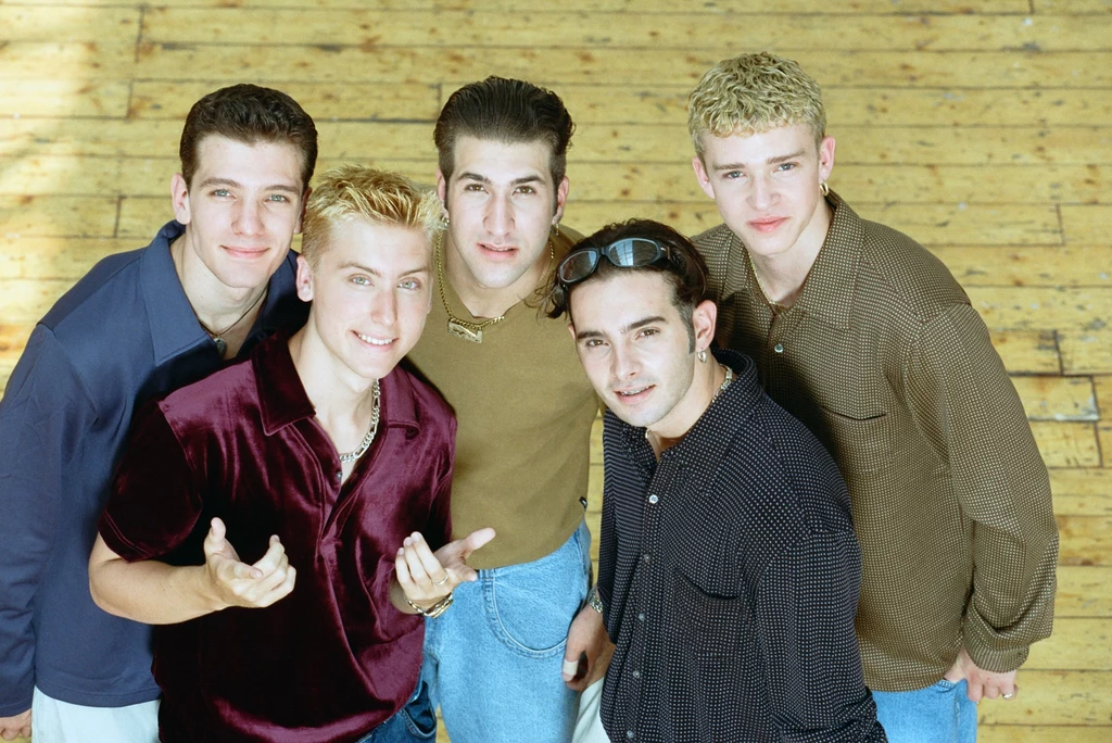 Rok 1997 - Boysband NSYNC. Po prawej widzimy słynną fryzurę z chińskiej zupki Justina Timberlake'a