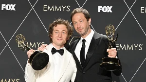 Jeremy Allen White (z lewej) oraz Ebon Moss-Bachrach (z prawej) z wygranymi statuetkami Emmy za serial "The Bear"