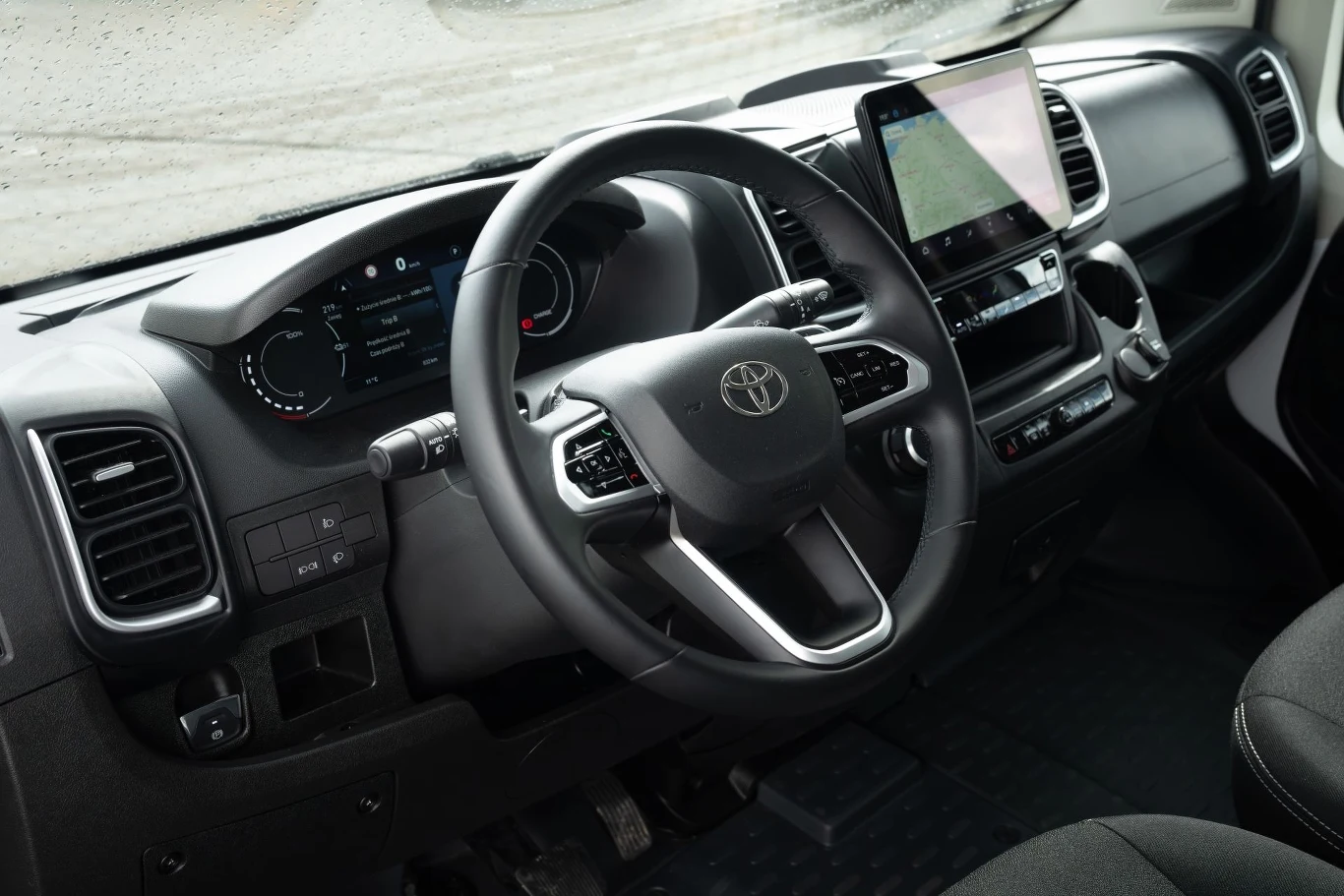 Toyota Proace Max oferowana jest w dwóch wersjach wyposażenia - Active oraz Comfort (tylko w wersji furgon).