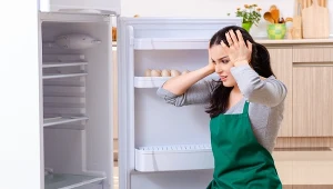 Woda przestanie zbierać się w lodówce. Wystarczy, że poznasz przyczynę