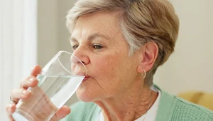 Przyczyną obrzęków i zatrzymania wody może być... zbyt mała podaż płynów w ciągu doby