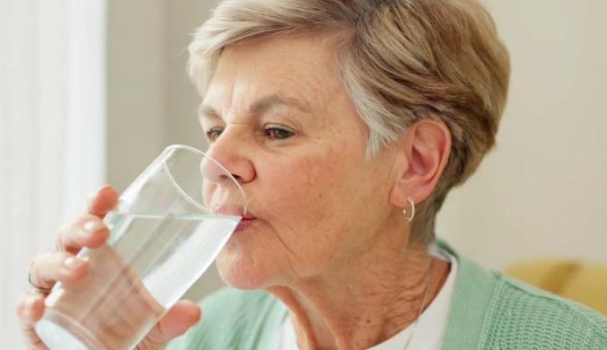 Przyczyną obrzęków i zatrzymania wody może być... zbyt mała podaż płynów w ciągu doby