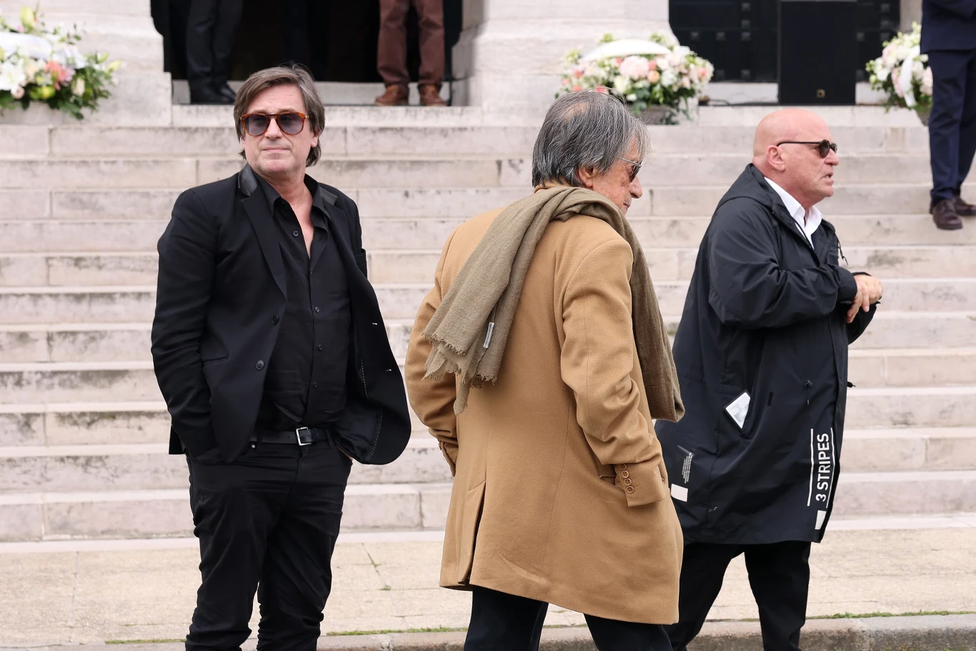 Thomas Dutronc (z lewej) i jego ojciec Jacques Dutronc (w środku). Jacques od 1988 r. był w separacji z Francoise Hardy, ale nigdy się nie rozwiedli