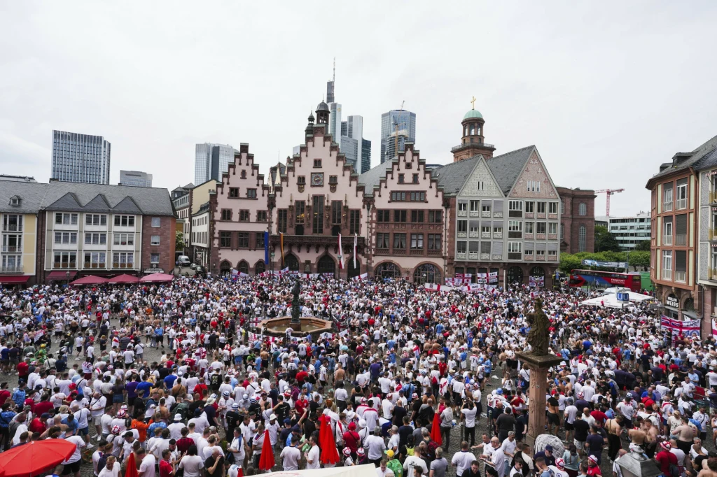 Kibice angielscy we Frankfurcie
