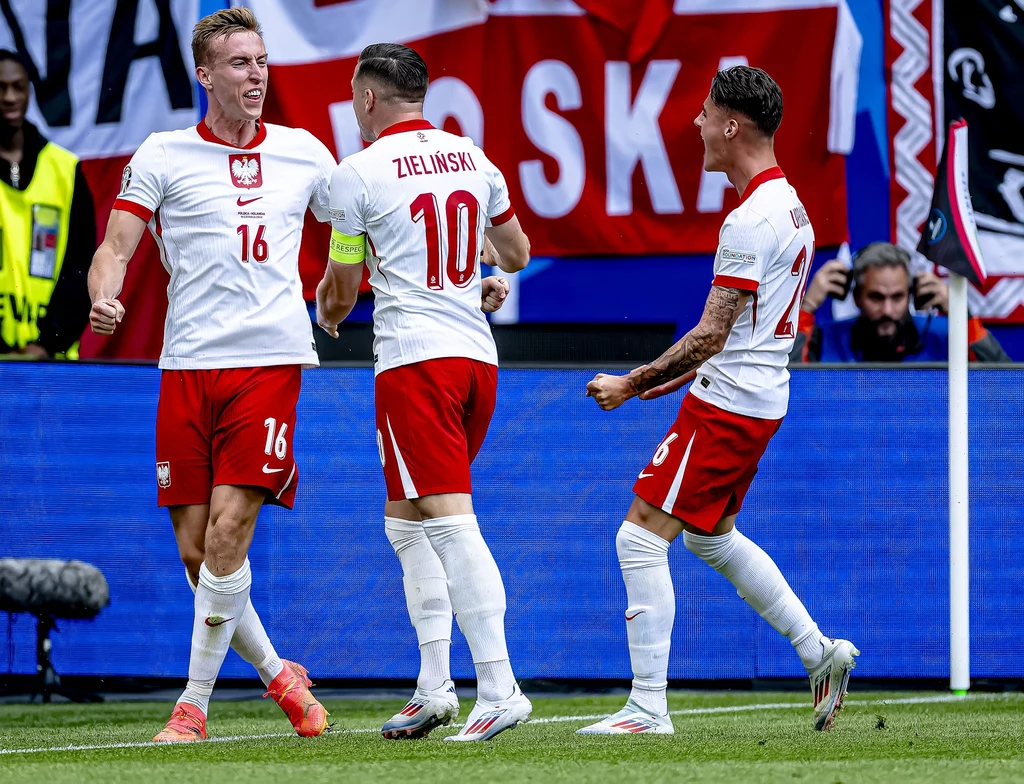 Adam Buksa (pierwszy z lewej), czyli radość Polaków po golu z Holandią