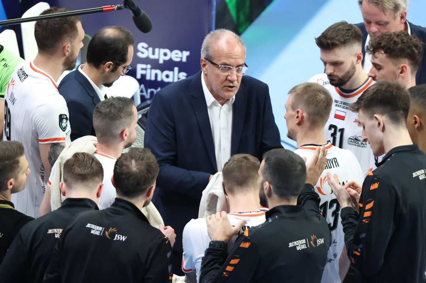 Jastrzębski Węgiel, w środku trener Marcelo Mendez
