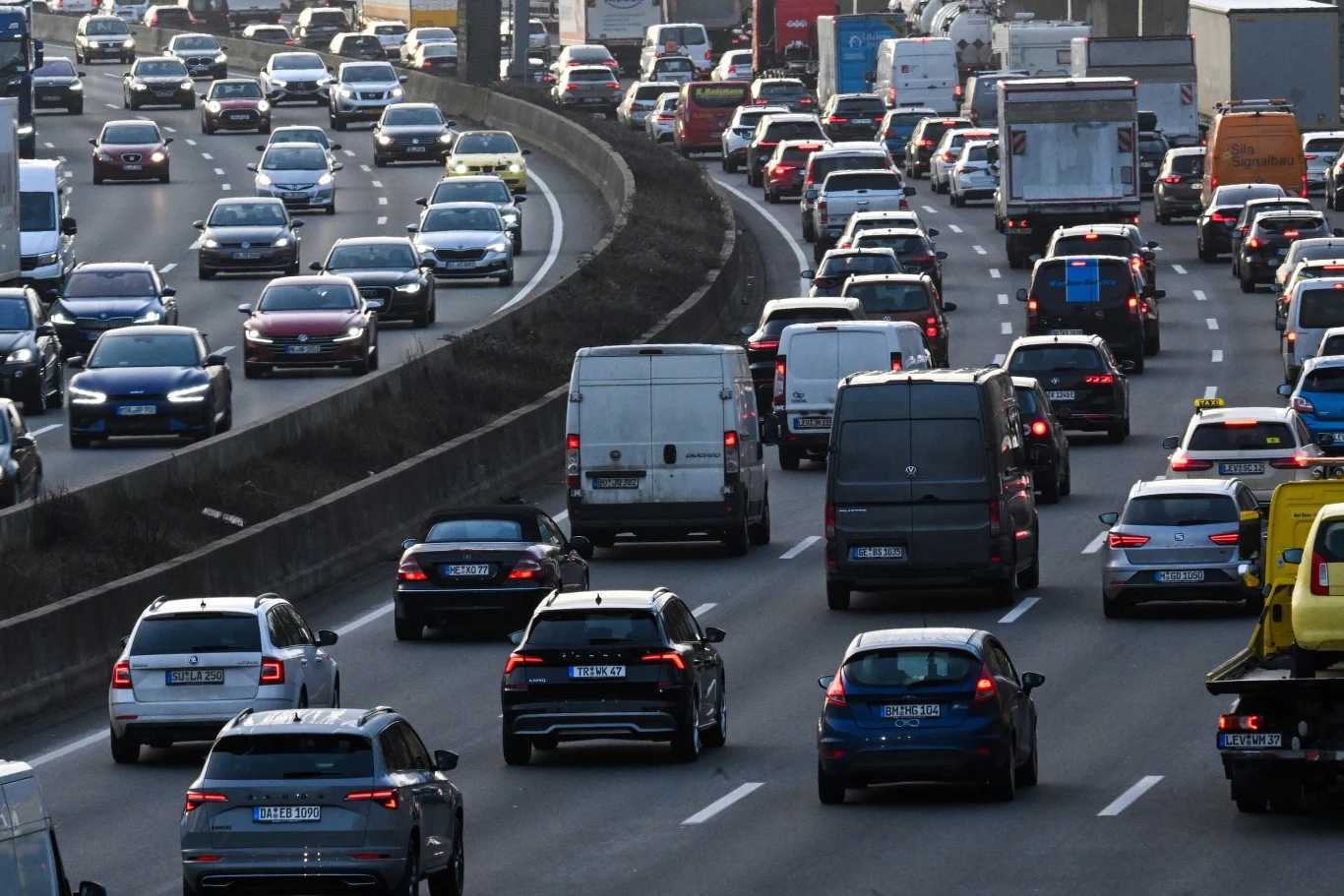 Kierowcy poruszający się po niemieckich drogach muszą być przygotowani na problemy. Kierowcy poruszający się po niemieckich drogach muszą być przygotowani na problemy.