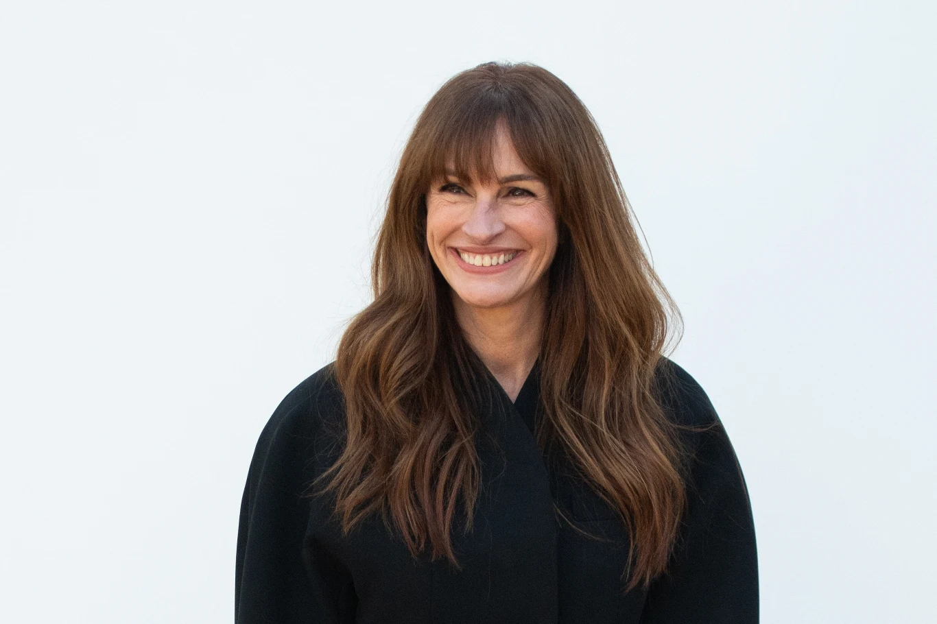 Julia Roberts już nie jest brunetką. Gwiazda diametralnie zmieniła kolor włosów. Postawiła na ciemny blond, który jest dobrym wyborem dla pań po pięćdziesiątce. 