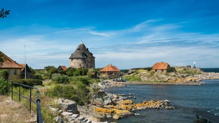 Christiansø to ciekawe miejsce, które warto odwiedzić. Jego nazwa nawiązuje do króla Danii i Norwegii, Chrystiana V. 