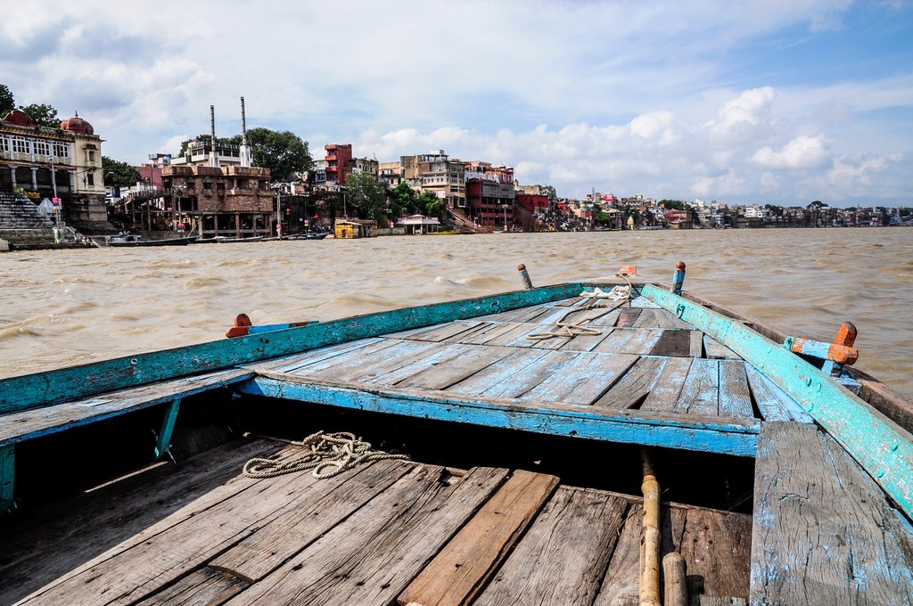 Rzeka Ganges przepływa przez Indie i Bangladesz. Jej długość wynosi 2700 km