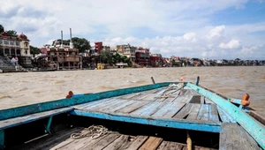 Rzeka Ganges przepływa przez Indie i Bangladesz. Jej długość wynosi 2700 km