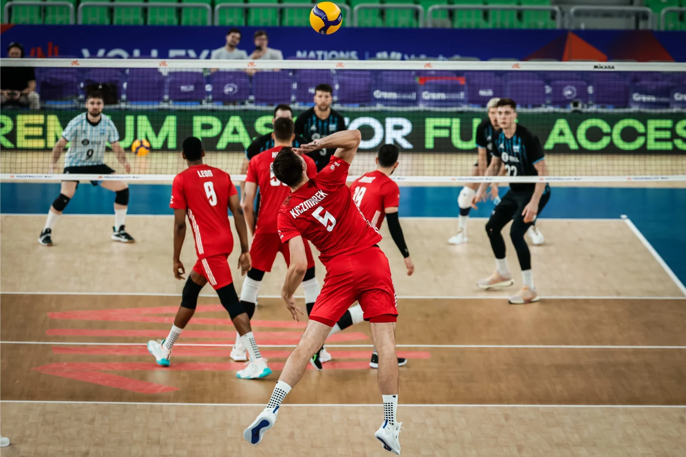 Łukasz Kaczmarek zagrywa w czasie meczu Polska - Argentyna w Lidze Narodów