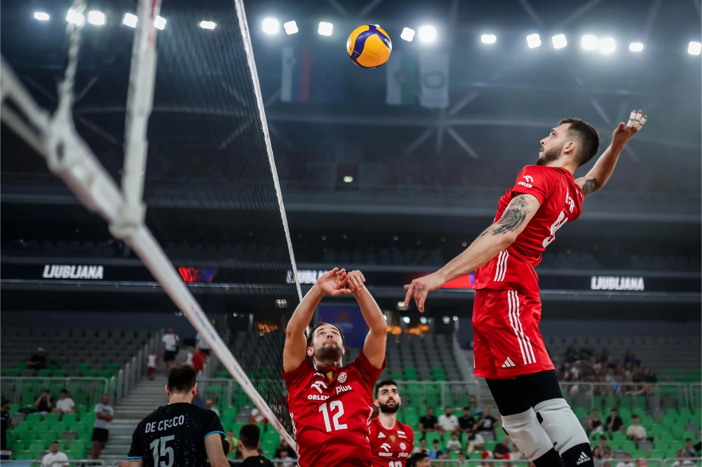 Norbert Huber atakuje w niemal pustej Arenie Stozice