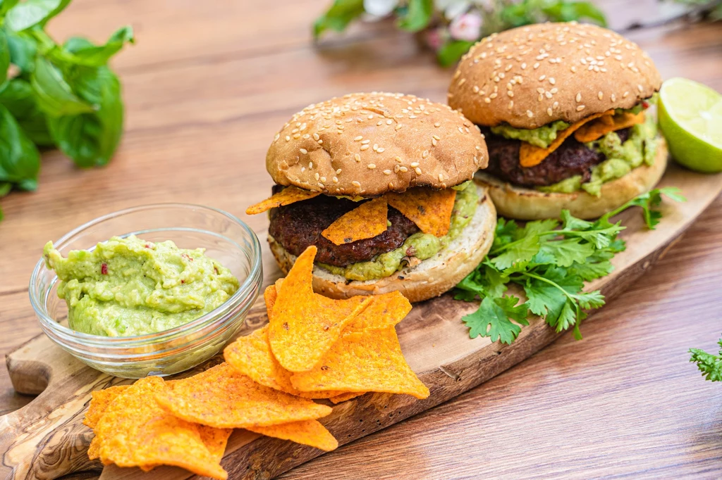 Burger z guacamole urozmaici spotkanie przy grillu