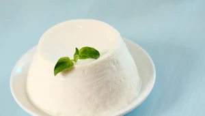 Ricotta to konkurencja dla twarożku. Niewiele w niej kalorii, a dużo białka, wapnia i witamin