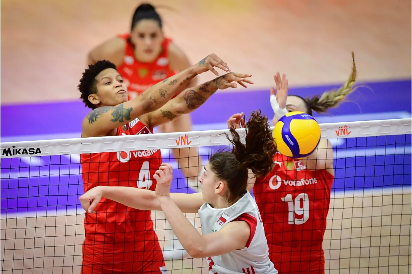 Melissa Vargas i Martyna Łukasik w trakcie rywalizacji przy siatce