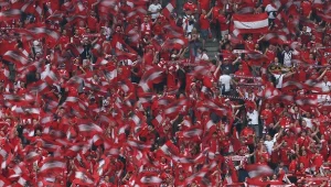 Dymy w Berlinie. Polscy kibice dali popis. Początek meczu i się zaczęło