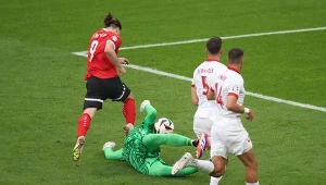 Wojciech Szczęsny faulujący Marcela Sabitzera