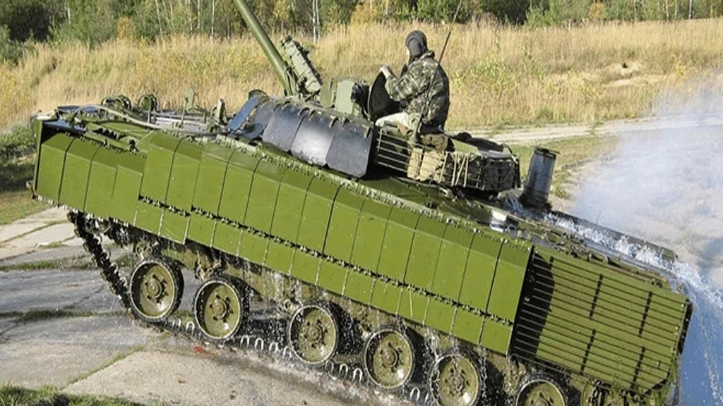 Bojowy wóz piechoty BMP-3 wyposażony w pancerz dodatkowy obejmujący kostki ERA Karkas-2 (4S24)