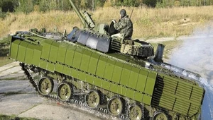 Bojowy wóz piechoty BMP-3 wyposażony w pancerz dodatkowy obejmujący kostki ERA Karkas-2 (4S24)